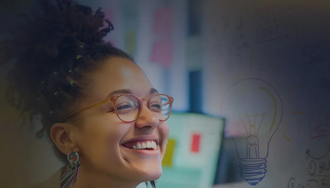 Profissional de marketing da agência sorrindo no escritório